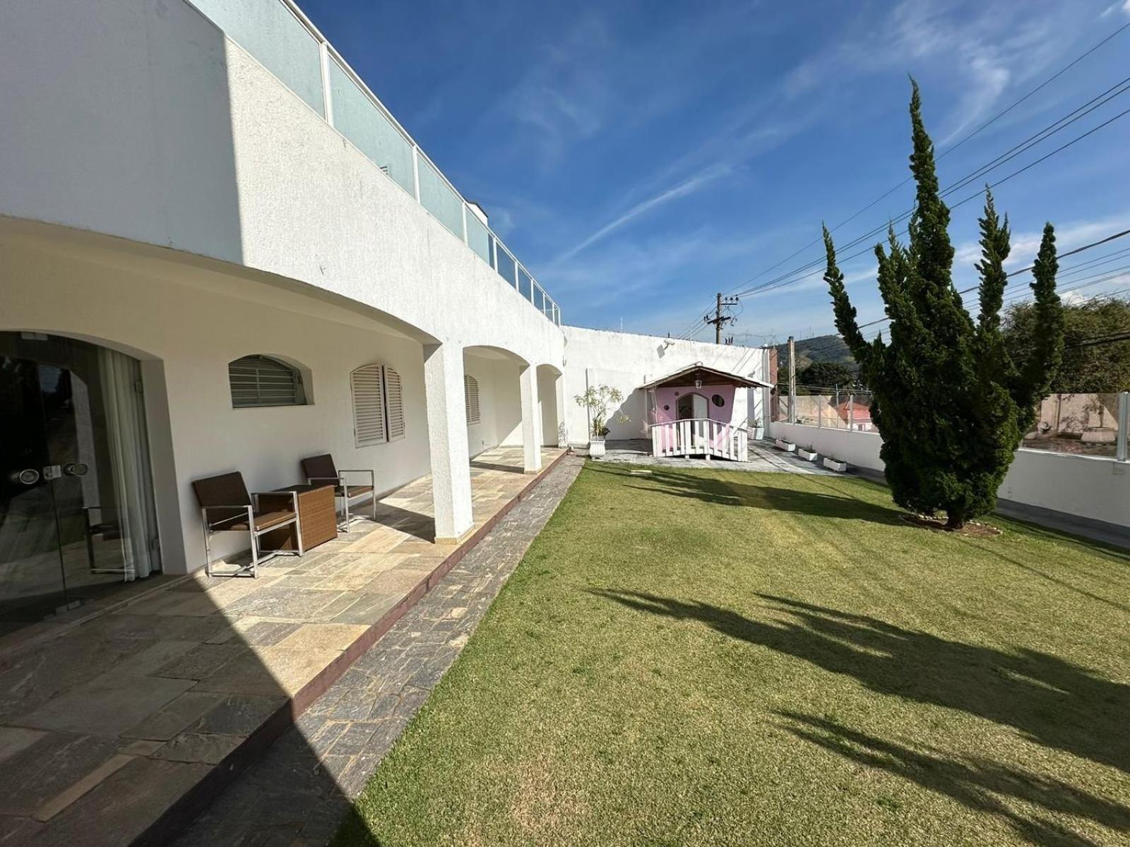 Mansao Casa Blanca Em C/ 5 Vagas Garagem Сasa de vacaciones